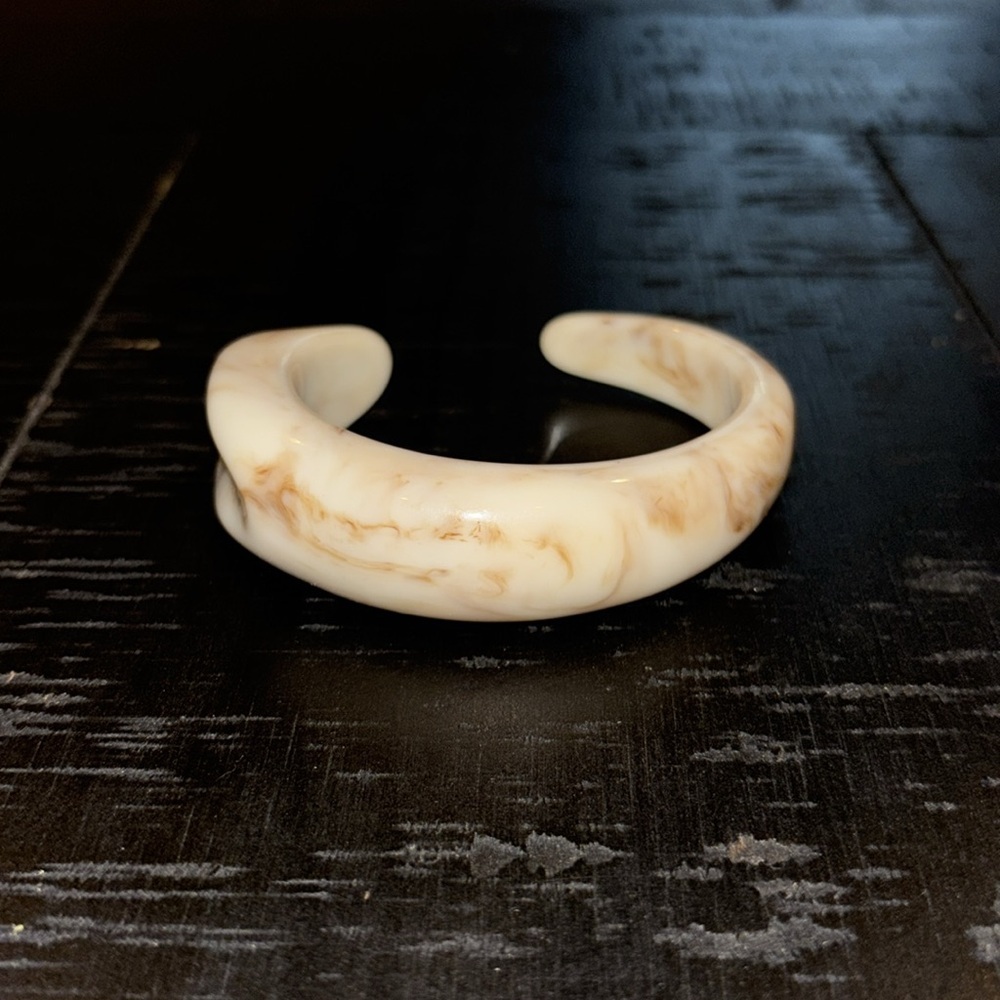 Freeform Art To Wear Cream and Tan Resin Bangle Cuff Swirl Bracelet - Picture 2 of 10